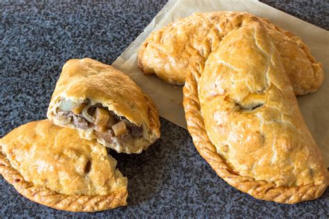  Płynnące szczęście w formie Cornish Pastie - pieczone kieszonki rozkoszy z dalekiej Kornwalii!