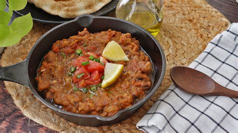  Foul Medames:  Beczki aromatycznych ziół i pikantnych papryczek tworzą niesamowitą symfonię smaków w tym egipskim daniu!