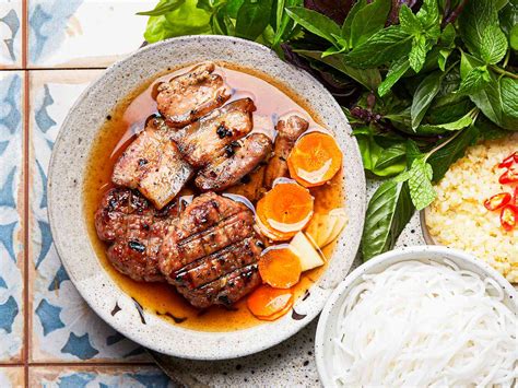  Bún Chả - Zapach Grillowanego Mięsa i Pikantnej Salsy Ryżowej w Fuhufu!