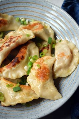  Jiaozi Z Parującą Soczystą Wypełnienką I Chrupiącym Obrustem