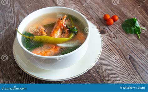  Sinigang na Hipon: Zupa o pikantnym posmaku cytrusów z bogactwem owoców morza!