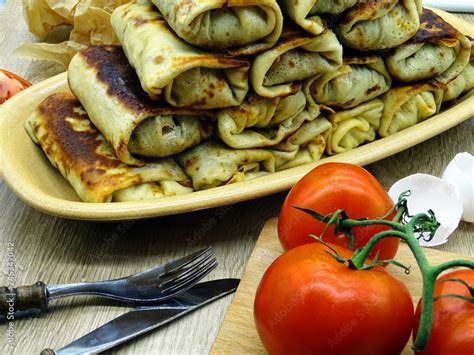  Smażone Baozi Z Mięsem i Grzybami: Czy Możesz Odgadnąć Tajemnicę Ich Kruchości?