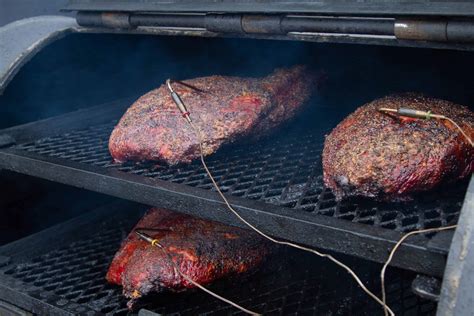  Czy Znasz Pachnące i Pikantne Smaki Mięsa Wędzonego z Ya’an - Ya'an Smoked Meat?